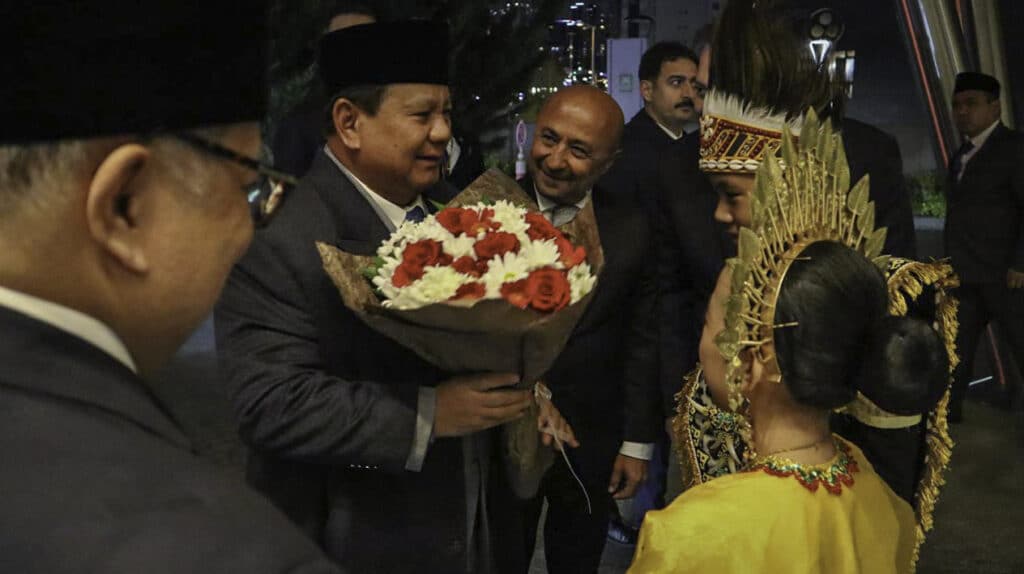 Antusiasme Diaspora dan Mahasiswa Indonesia Sambut Kedatangan Presiden Prabowo di Ankara – Sekretariat Kabinet Republik Indonesia