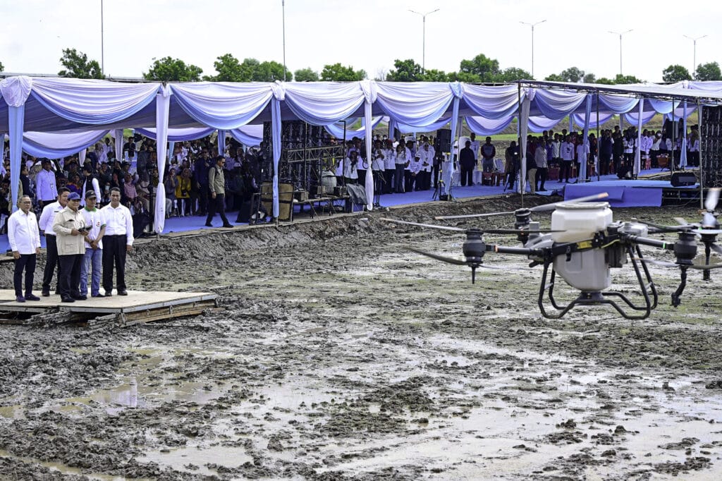 Presiden Prabowo Tebar Benih Padi Dengan Teknologi Drone Pertanian – Sekretariat Kabinet Republik Indonesia