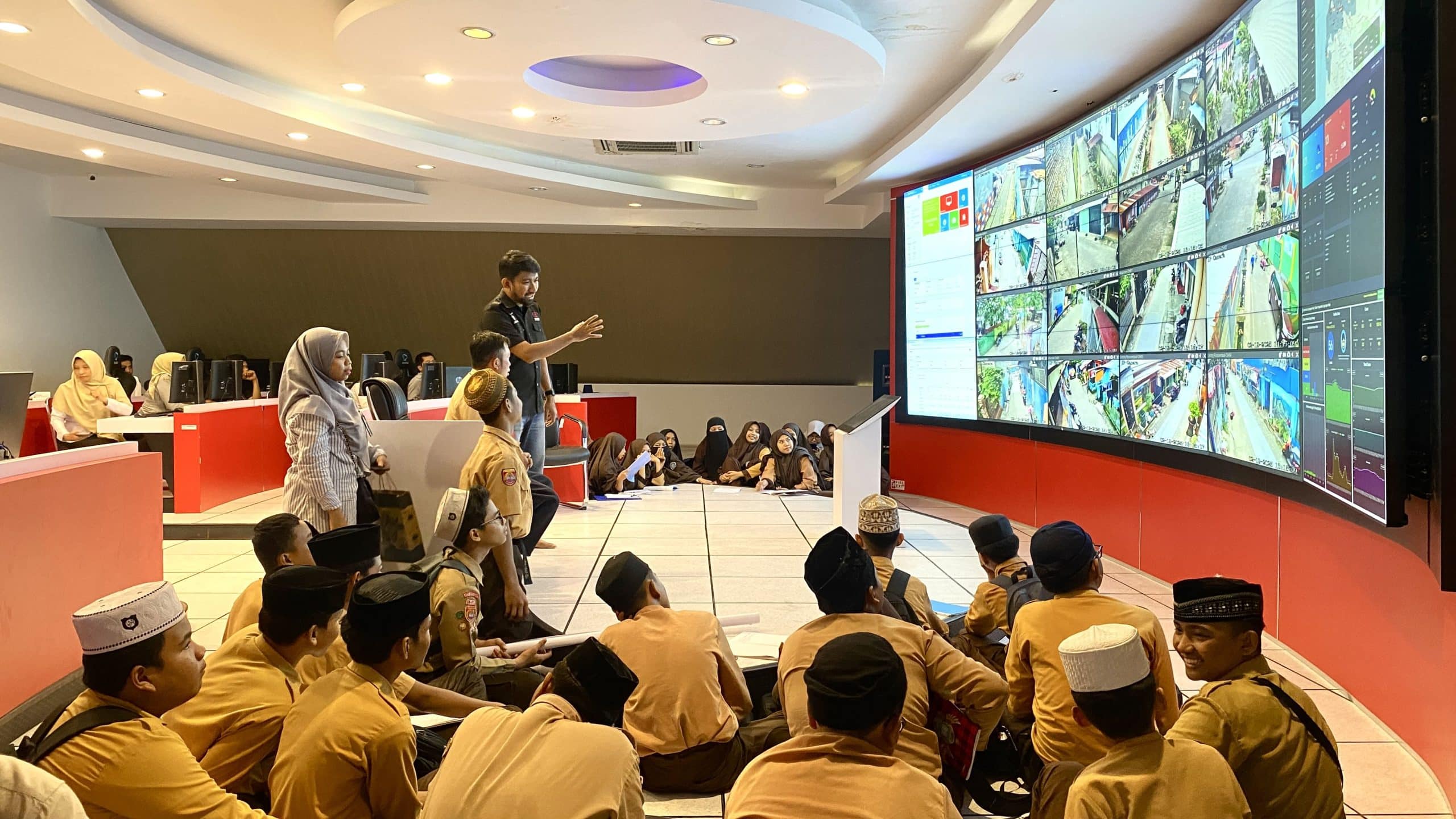 Siswa SMP Ar-Raafi Eksplorasi Dunia Digital di War Room Kota Makassar
