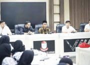 Tuntut Haknya, Guru Mengemis Mengadu ke DPRD Makassar