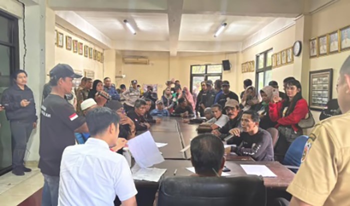 Ratusan Warga Bitoa Unjuk Rasa di Kantor DPRD Makassar