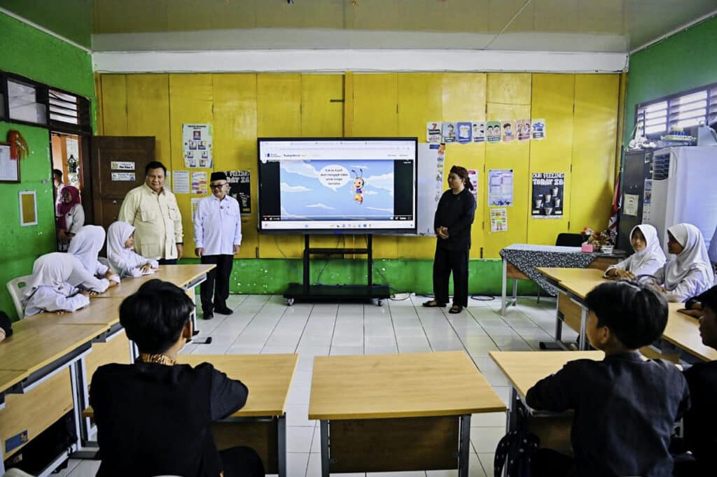 Hadiri Peringatan Hardiknas, Presiden Prabowo Saksikan Demonstrasi Pembelajaran dengan Teknologi Smart Board – Sekretariat Kabinet Republik Indonesia
