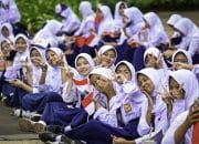 Cerita Antusiasme dari Monas, Pelajar dan Masyarakat Sambut Kedatangan Premier Li Qiang – Sekretariat Kabinet Republik Indonesia