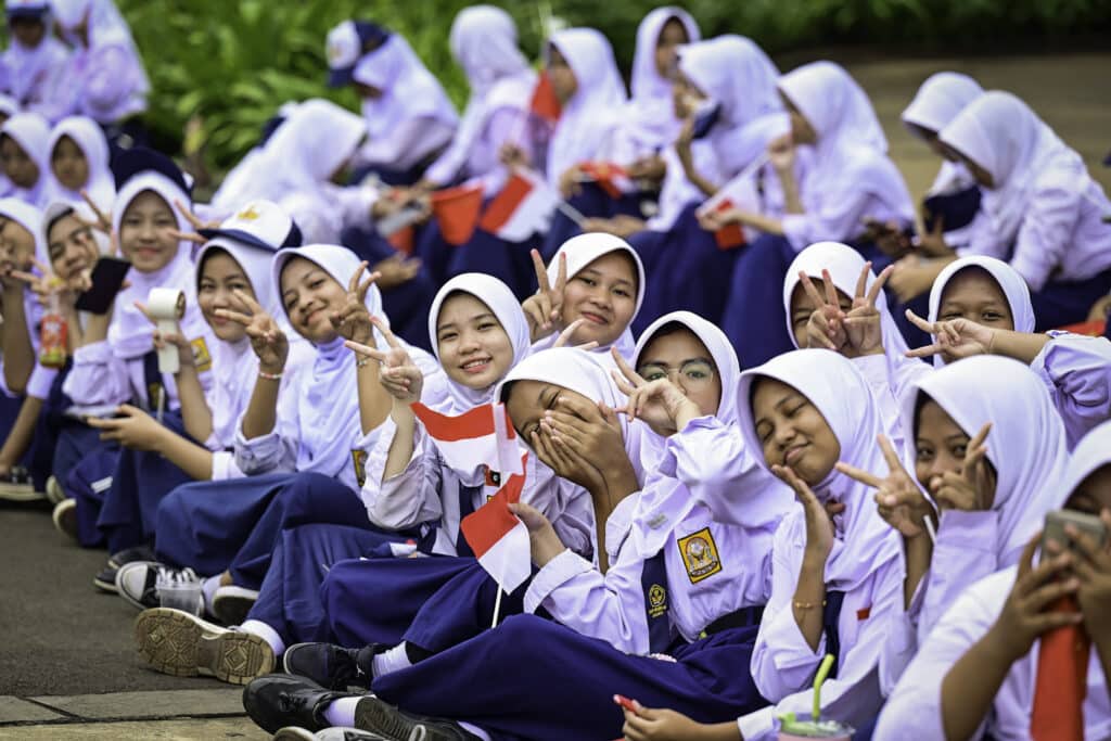 Cerita Antusiasme dari Monas, Pelajar dan Masyarakat Sambut Kedatangan Premier Li Qiang – Sekretariat Kabinet Republik Indonesia