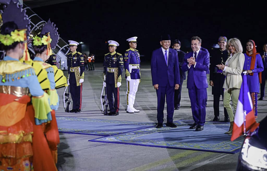 Presiden Macron Tiba di Jakarta, Apresiasi Keindahan Indonesia dan Persahabatan dengan Presiden Prabowo – Sekretariat Kabinet Republik Indonesia