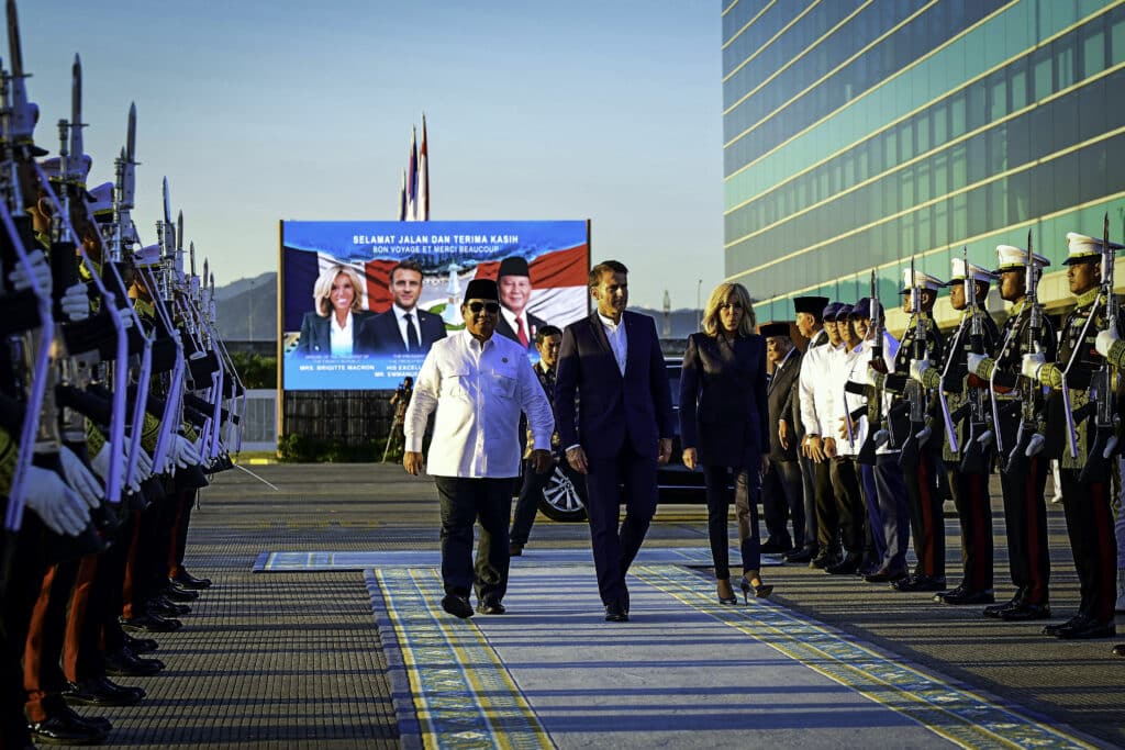 Presiden Prabowo Subianto Antar Langsung Keberangkatan Presiden Macron ke Singapura – Sekretariat Kabinet Republik Indonesia