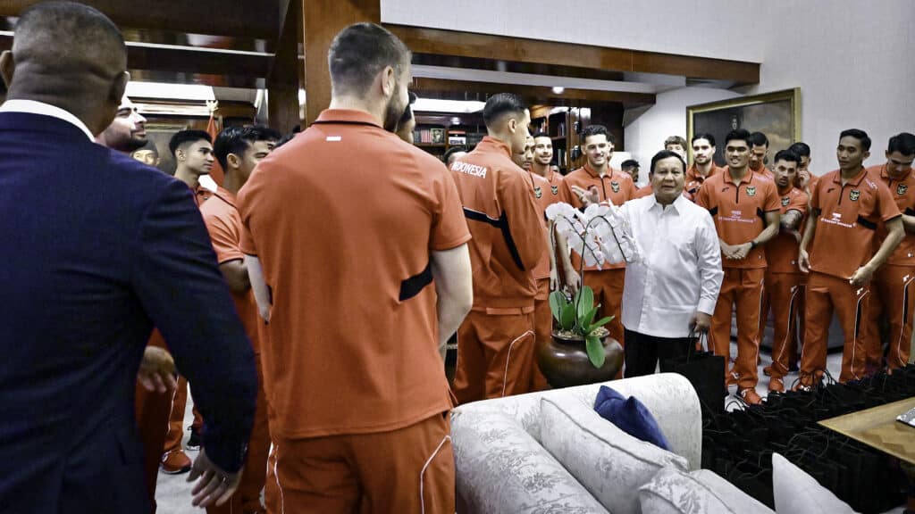 Hangat dan Penuh Kekeluargaan, Presiden Prabowo Sambut Timnas Sepak Bola di Kertanegara – Sekretariat Kabinet Republik Indonesia