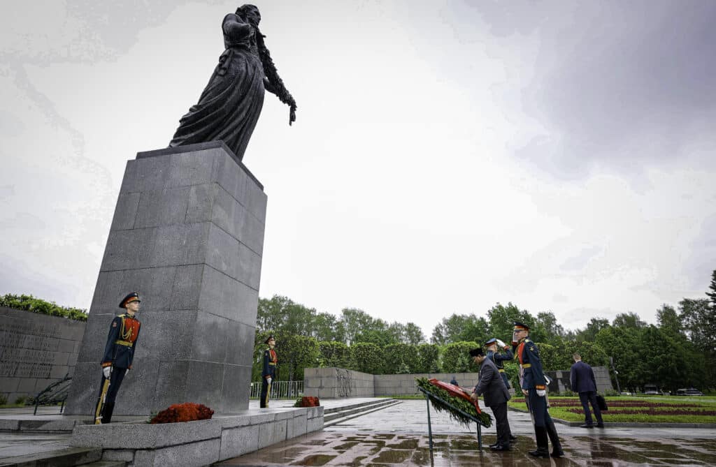 Presiden Prabowo Subianto Letakkan Karangan Bunga di Piskarovskoye Memorial, Hormati Jutaan Korban Perang Dunia II – Sekretariat Kabinet Republik Indonesia